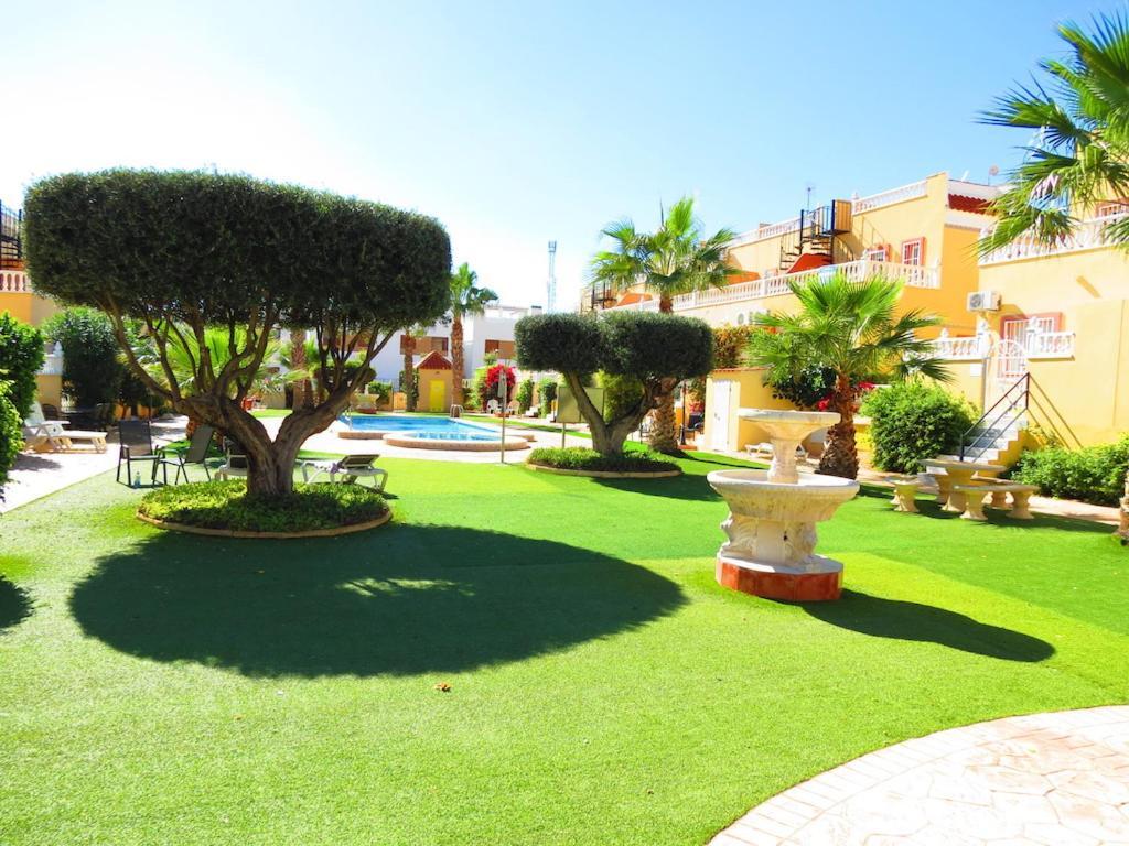 Villa Casa La Zenia Elite Townhouse With Shared Pool And 10 Minutes Walk To Beach Orihuela Exterior foto