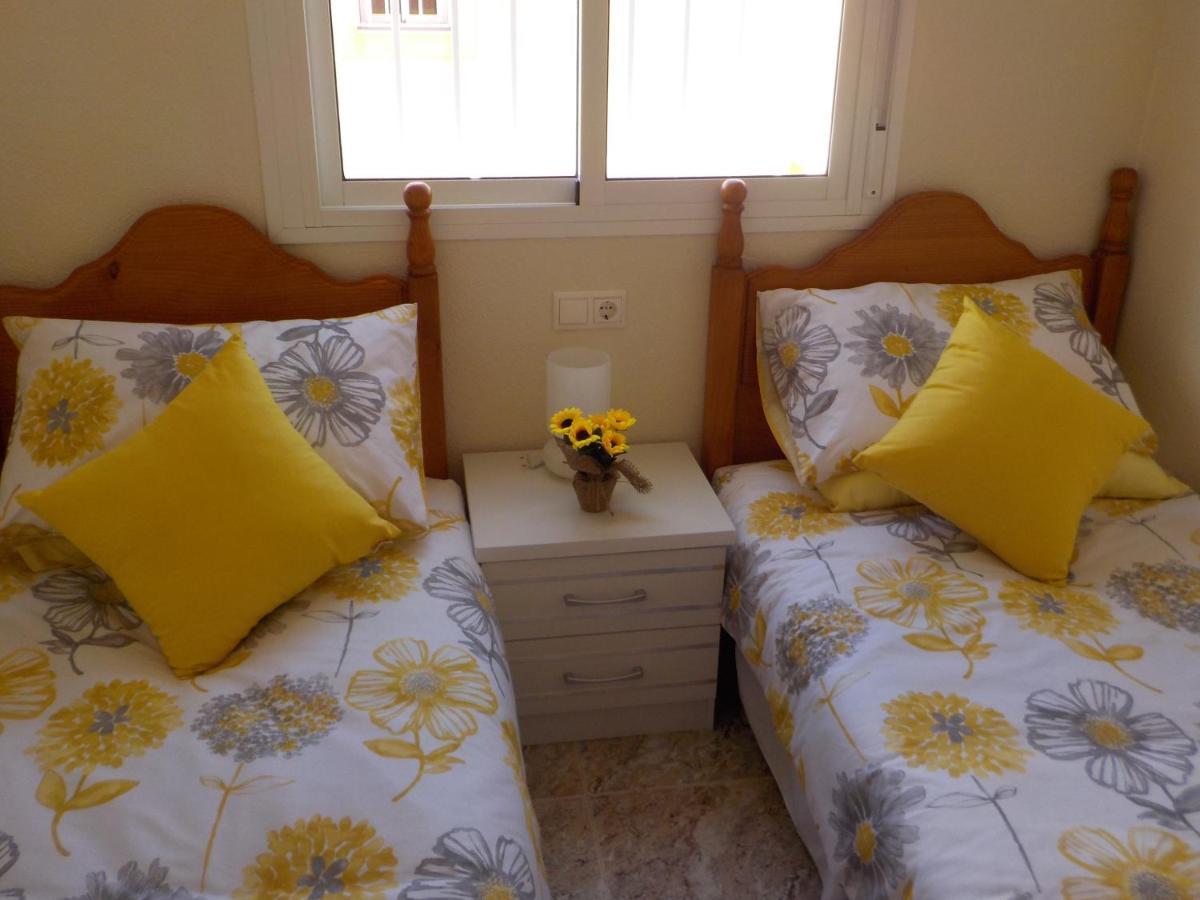 Villa Casa La Zenia Elite Townhouse With Shared Pool And 10 Minutes Walk To Beach Orihuela Exterior foto