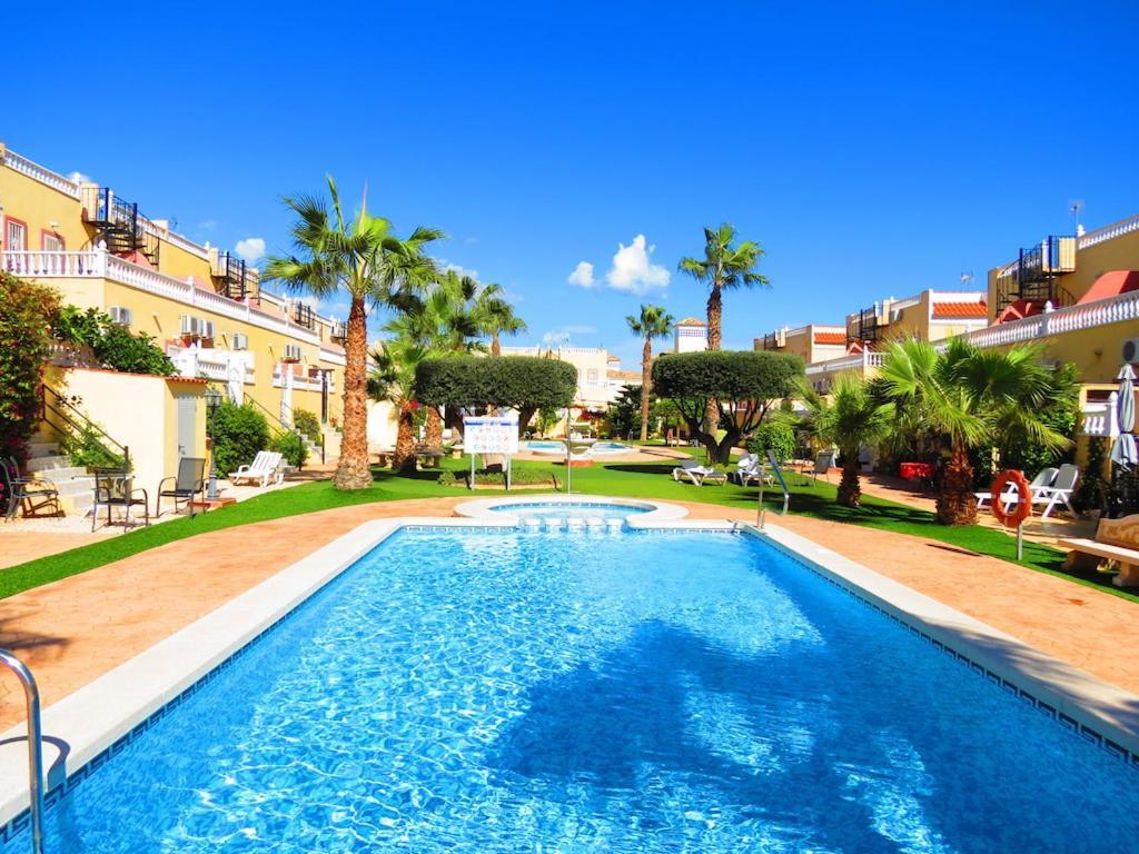 Villa Casa La Zenia Elite Townhouse With Shared Pool And 10 Minutes Walk To Beach Orihuela Exterior foto