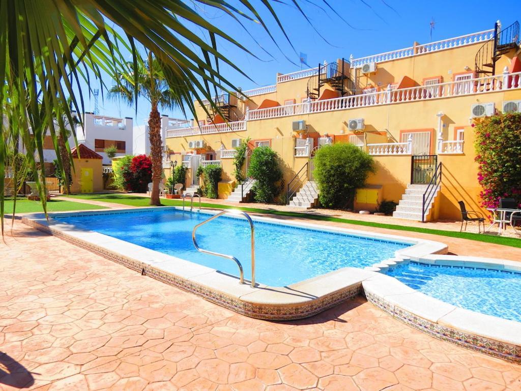 Villa Casa La Zenia Elite Townhouse With Shared Pool And 10 Minutes Walk To Beach Orihuela Exterior foto