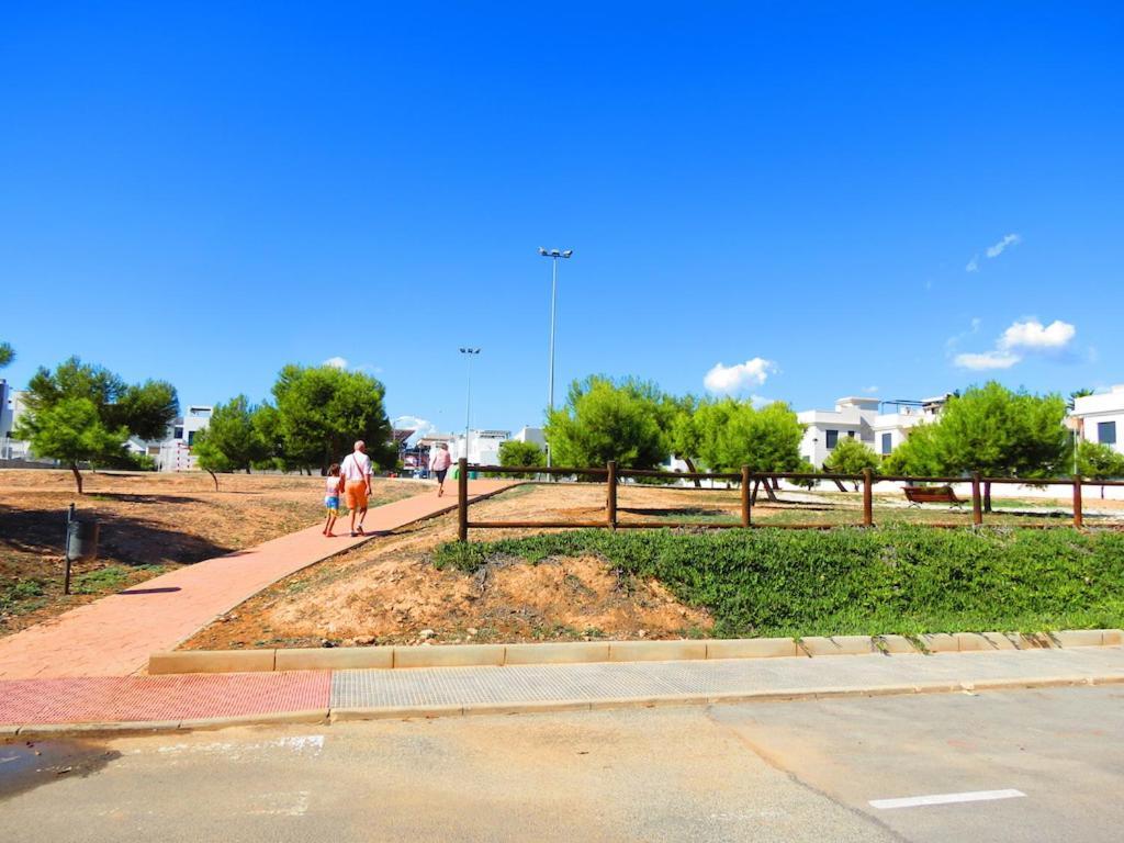 Villa Casa La Zenia Elite Townhouse With Shared Pool And 10 Minutes Walk To Beach Orihuela Exterior foto