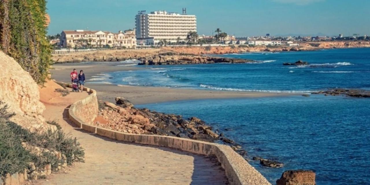 Villa Casa La Zenia Elite Townhouse With Shared Pool And 10 Minutes Walk To Beach Orihuela Exterior foto