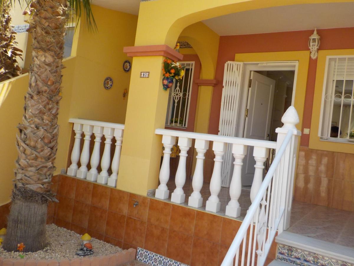 Villa Casa La Zenia Elite Townhouse With Shared Pool And 10 Minutes Walk To Beach Orihuela Exterior foto