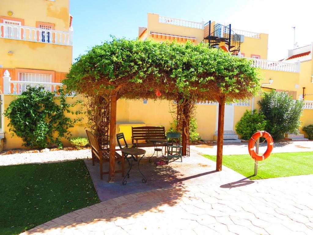 Villa Casa La Zenia Elite Townhouse With Shared Pool And 10 Minutes Walk To Beach Orihuela Exterior foto