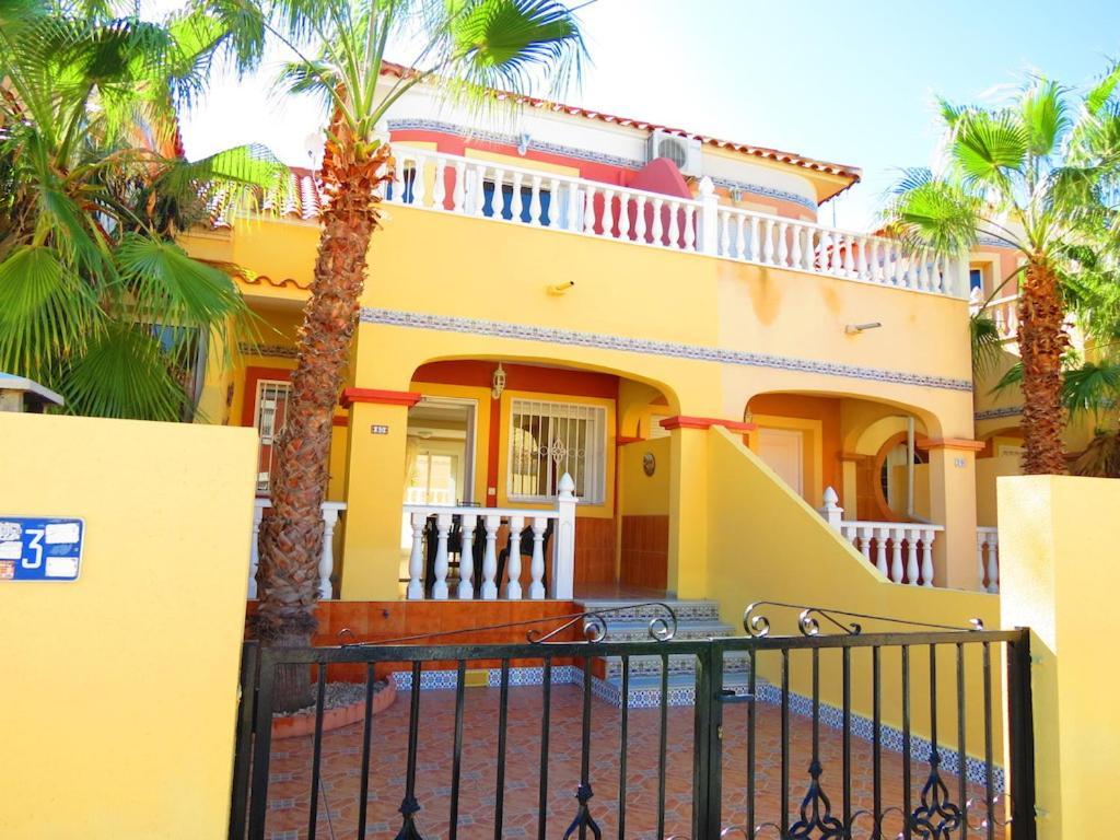 Villa Casa La Zenia Elite Townhouse With Shared Pool And 10 Minutes Walk To Beach Orihuela Exterior foto
